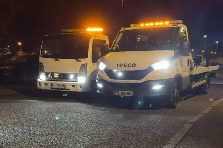 Deux camions de dépannage PHENIX Assistance stationnés de nuit