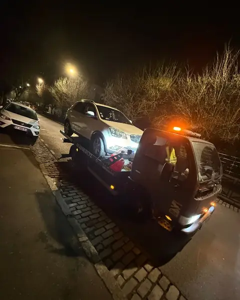 Intervention de dépannage de nuit sur un véhicule immobilisé
