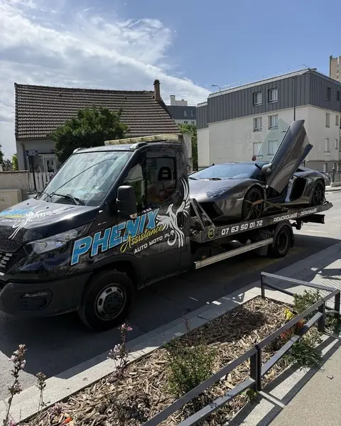 Voiture de sport chargée sur le camion plateau PHENIX Assistance