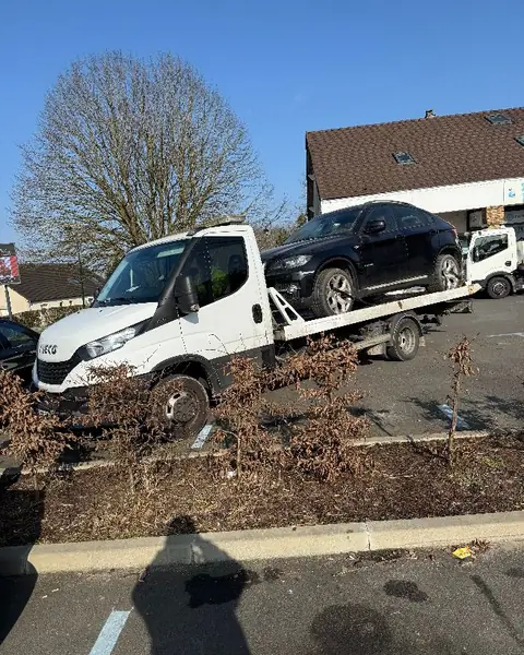 SUV BMW remorqué sur un camion plateau PHENIX